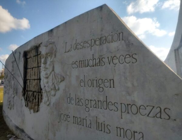 Monumento a la Historia de México abandonado