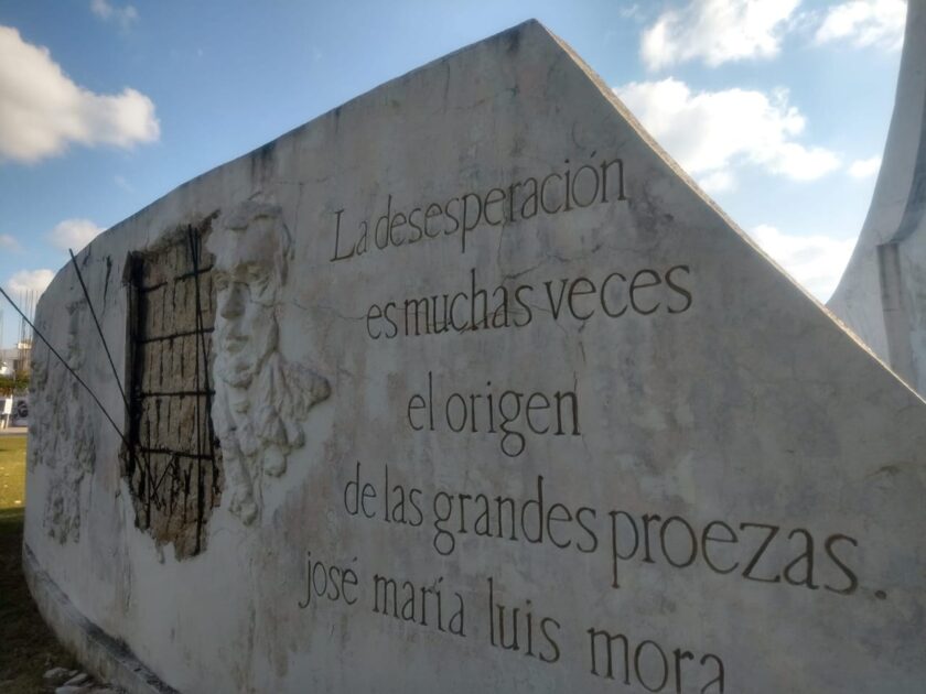 Monumento a la Historia de México abandonado